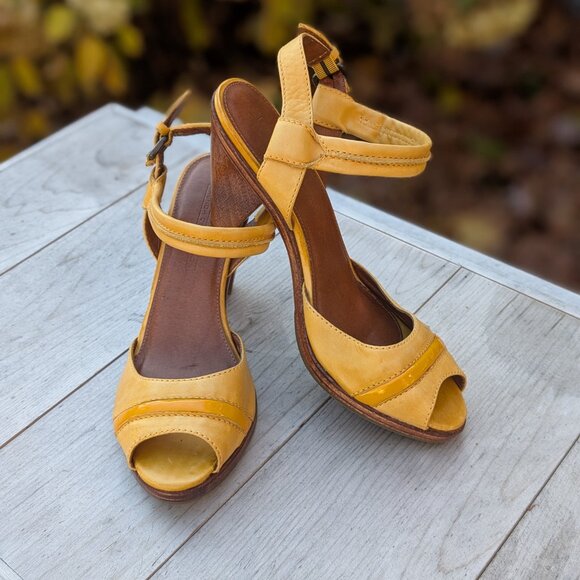 French Connection Women’s Peep Toe Yellow Leather Wood Heels Size 41 EUC Retro - Picture 1 of 14